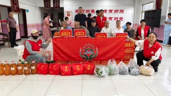 端午节介休市卫生健康和体育局、敬老协会和各爱心企业相约来到福源老年康复服务中心为老人们带来暖心的慰问并为老人包饺子