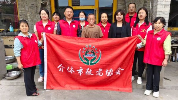 介休市敬老协会敬老爱老助老行动在洪山镇石屯村入户82岁特困老人杨锦义家