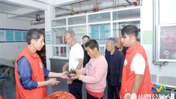 粽香端午爱老同行 上党区义工协会组织志愿者来到康乐敬老院开展志愿服务活动为老人们送上了节日祝福