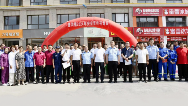 清徐县阳光益佳爱心服务队安全生产月宣传咨询日活动在徐沟镇西大街幸福里广场举行