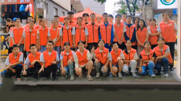 中考考场外的祝福与感动 临汾市护苗爱心志愿服务队的志愿者们到岗指引交通通行确保考场周边交通顺畅