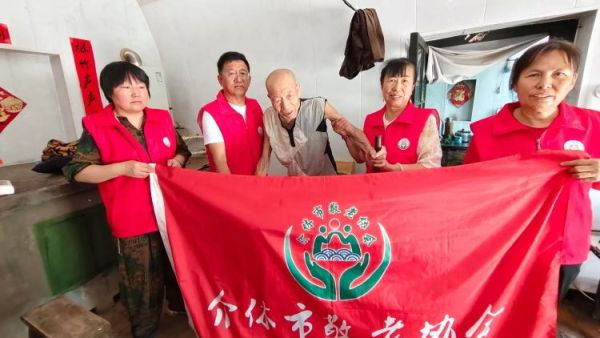 介休市敬老协会在张兰镇张原村入户83岁特困老人赵棉佑家中为老人理发打扫室内外卫生包饺子