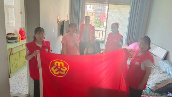 介休市敬老协会去绵山镇后党峪开展关爱乡村老人公益活动入户86岁特困老人孙士功家中为老人打扫卫生料理家务