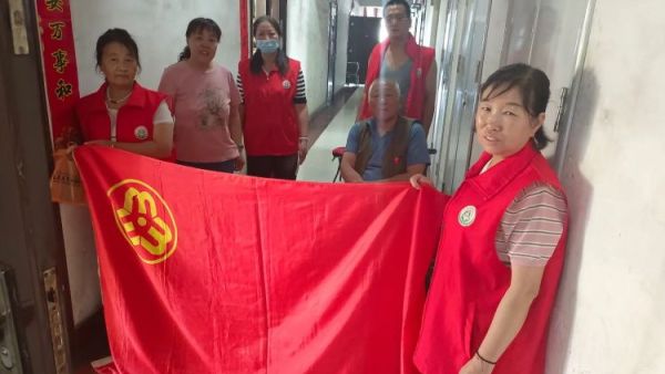 绵山镇后党峪小区携介休市敬老协会志愿者开展关爱老人公益活动入户64岁低保李成兵老人家中为老人收拾家务