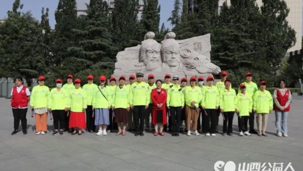 临汾市文明交通志愿者协会出动志愿者从每周一至周五的交通高峰时段在解放路水厂十字岗配合交警做文明交通劝导活动