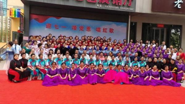 迎七一颂党恩唱红歌 七一文艺汇演圆满成功长治正能量书画研究院的志愿者们为文艺汇演开展志愿服务活动