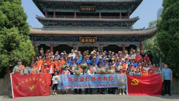 太原市龙城义工组织志愿者在迎泽公园慰问环卫、安保、工作人员吃西瓜防暑降温