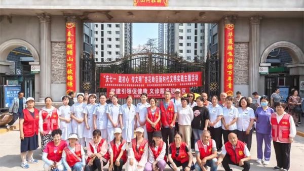 太原市杏花岭区杏花红志愿服务中心组织志愿者为驻地居民免费义诊、理发