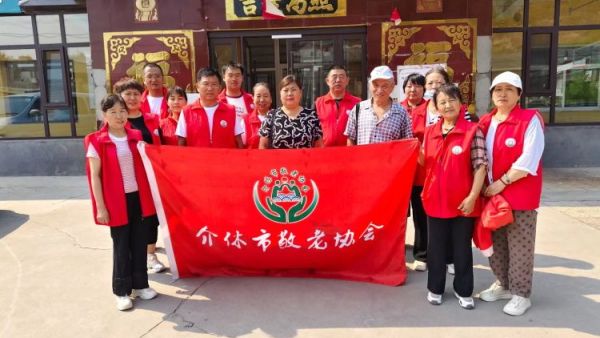 介休市龙凤镇峪子村迎来了介休市敬老协会敬老爱老助老行动志愿者给老人们义诊理发