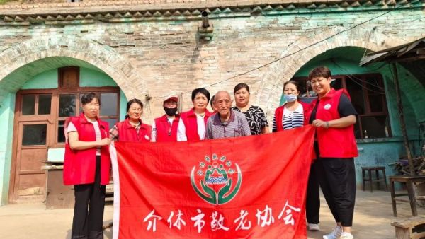 介休市敬老协会志愿者在龙凤镇峪子村入户特困老人84岁杜宏奎家中服务老人