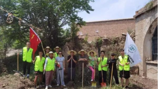 太原市绿舟应急救援促进中心党支部组织党员赴尖草坪区下水峪村开展了“细悟笃行学党纪 志愿服务下乡村”主题党日活动