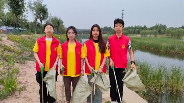 寿阳县卡卡公益协会组织志愿者保护生态环境清理河道垃圾