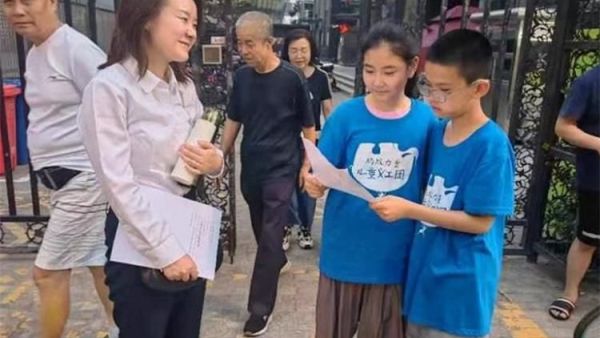 太原市儿童友好城市促进会组织引导蚂蚁力量义工团业余时间清理垃圾