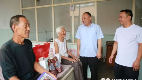 忻府区文联和区摄影家协会走进奇村镇唐林村、西高村慰问百岁老人忻州市玉米兄弟食品公司赠送的“健康大礼包”