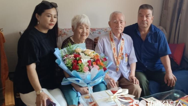 红星照耀致敬英雄----全国道德模范提名奖赵海生带领拥军敬老学雷锋志愿者服务中心携手山西红星红公司慰问抗战老兵侧记