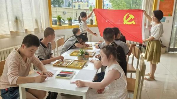 太原市儿童福利院、太原孤残儿童特殊教育学校组织学生进行听取经典革命故事、红歌合唱、画出自己心中的党旗活动