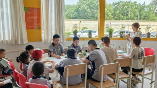 太原市儿童福利院特教学校与晨丹诗歌同化自愈公益诵读志愿者组织学生学习了红色主题教育活动