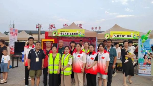 正能量公益山西交城县福田公益协会志愿者参与交城县文明惠民集市公益志愿者修复了手机屏幕充电器等产品并为老百姓免费理发