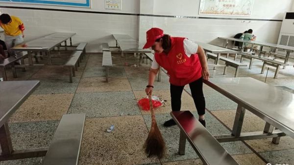 洪水无情人间有爱山西忻州志愿者冯丽和全国各地志愿者一起在华容职业中专安置点尽自己绵薄之力帮助灾民