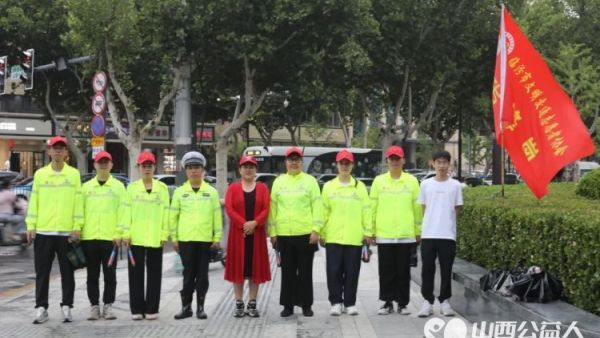 大雨中的情怀 临汾市文明交通志愿者协会先锋岗的志愿者们冒着大雨进入岗位配合辖区交警认真负责的执勤