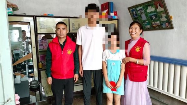 寿阳县卡卡公益志愿者协会爱心人士慷慨解囊积极资助我县12名贫困学生每人1000元