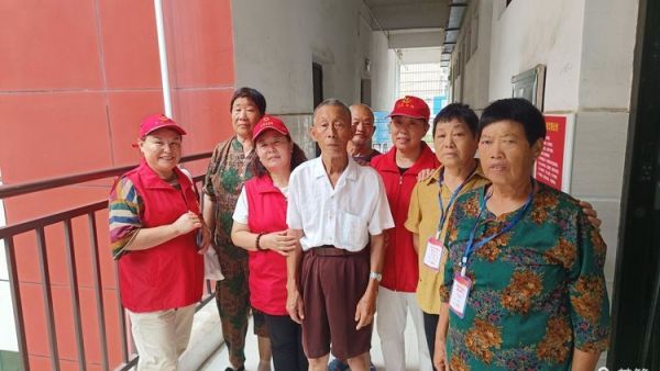 山西忻州志愿者冯丽7月15日相跟上当地志愿者到华容县职业中专团州乡亲集中安置点给灾民谈心聊天