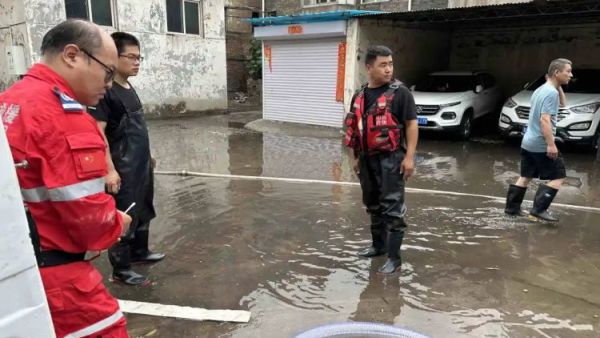 2024年7月17日介休市天龙救援队配合街道和社区工作人员前往积水较严重的小区执行救援排涝任务