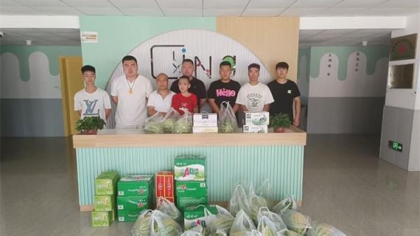 宋世龙爱心团队顶着酷暑为太原市灵星的孤独症孩子们捐赠西瓜牛奶等水果和饮料