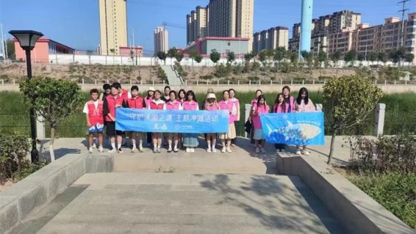 文水县爱心帮扶志愿者协会组织志愿者开展保护文峪河活动7月18日清理河道垃圾