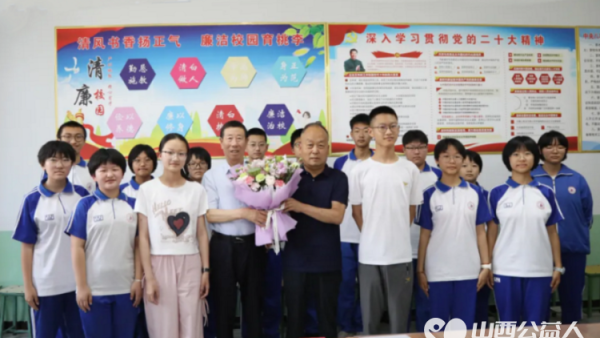 繁峙县第三建筑工程公司经理全国优秀共产党员全国劳模沙万里给繁峙优秀毕业生发放助学金