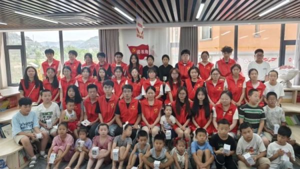 石楼县青年志愿者协会在龙山社区举办“爱心陪伴”课业辅导启动仪式