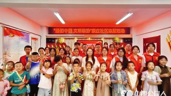 临汾市康庄社区志愿者开展了柳编非遗编织手工课程，通过动手实践和青少年一同体验非遗手工艺的多彩魅力