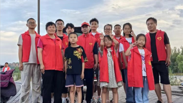 寿阳县卡卡公益志愿者协会组织志愿者参加爱护母亲河活动清理河道垃圾