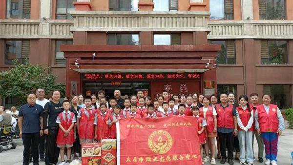 太原市烛光志愿服务中心组织志愿者去享堂老年公寓慰问看望老年人