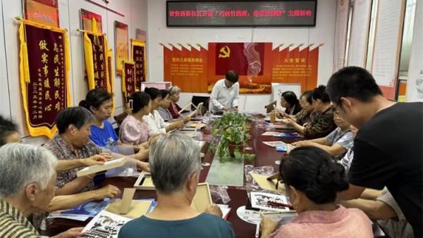 太原市晋安西街社区联合杏花红志愿服务中心开展巧制竹编画传承爱国情主题活动吸引辖区老人到场参与此次活动