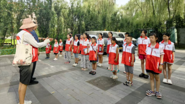 山西省红十字小小宣讲员走进太原文瀛公园为路人游客宣讲急救知识，法律知识，山西历史故事等为我们的小小宣讲员点赞