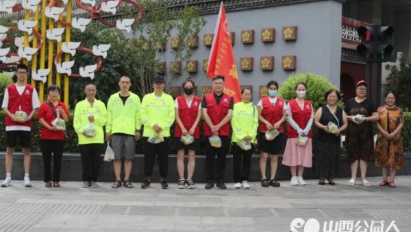 临汾市文明交通志愿者协会临汾龙岳双语高级职业中学志愿队为先锋岗的志愿者们捐赠30桶茶叶和30份冰糖