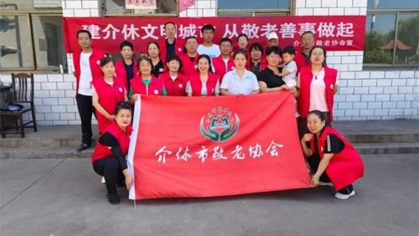 关爱乡村老人为老人们送去社会的温暖与关怀 介休市敬老协会助老行动在义安镇孟王堡村举行