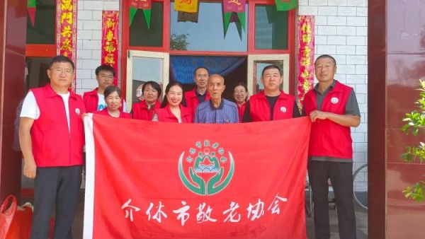 介休市敬老协会志愿者在义安镇孟王堡村入户特困老人85岁李恩杰家料理家务包饺子