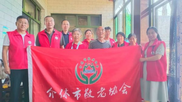 介休市义安镇孟王堡村特困老人85岁田培信家走进介休市敬老协会志愿者来料理家务包饺子