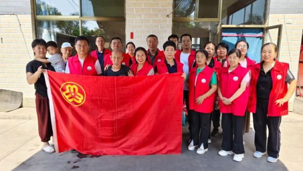 介休市义安镇孟王堡村特困老人80岁岳延华家走进介休市敬老协会志愿者来料理家务包饺子