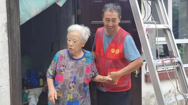 太原市杏花红志愿服务中心张建中带领专业维修人员，建设北路北社区，中北大学的志愿者给太铁佳苑吕奶奶的平房解决了房屋漏水问题