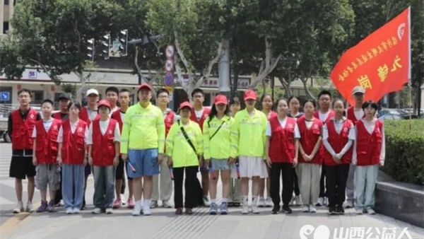 教得好学的就好 临汾公安交警直属一大队解放路中队班长樊树森专程为临汾市文明交通志愿者协会的志愿者们开展了一次交通安全培训活动