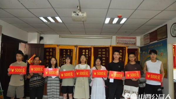 获资助常怀感恩守承诺传递爱心 原平市爱心助学站举行助学金集中发放会为不同学段的51名受助生发放助学金158179元