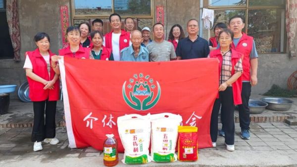 介休市敬老协会联合绵山眼科前往张兰镇史村入户91岁特困老人宋章家中为老人理发料理家务并包香味可口的饺子