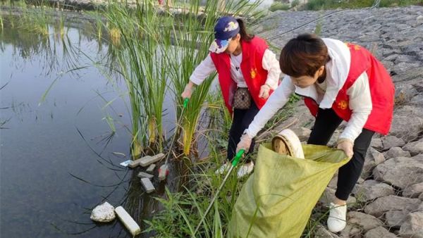 寿阳县卡卡公益组织志愿者参加保护母亲河清理河道垃圾活动