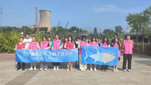 文水县爱心帮扶志愿者协会组织志愿者参加保护母亲河清理河道垃圾活动