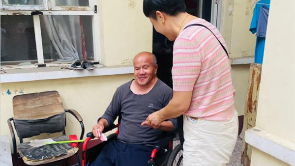 长治市思源公益协会会长王新丽去看望聋哑人贫困户资助了现金