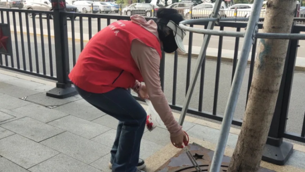 临汾市护苗爱心志愿服务队组织志愿者沿着解放西路人行道和绿化带展开了一场意义非凡的清城活动