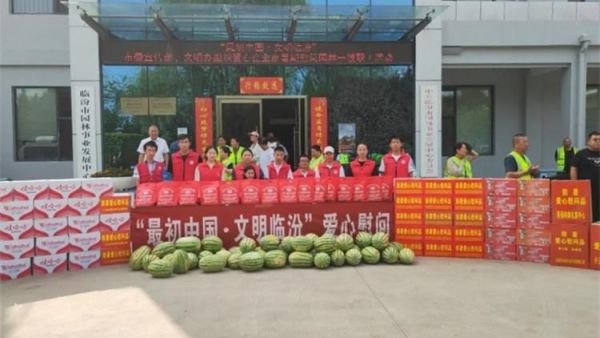 临汾市委宣传部市文明办组织好人模范和爱心人士慰问了坚守在高温一线的园林工人和公安交警,临汾市护苗爱心志愿服务队参加了活动